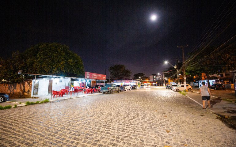 Prefeitura de Maceió leva iluminação em LED ao Conjunto Medeiros Neto
