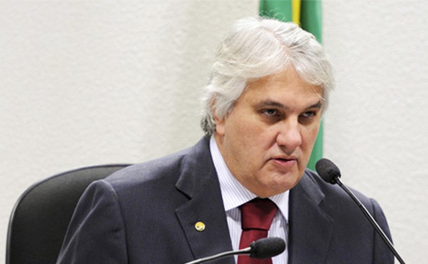 Planalto não pode errar na reforma ministerial, diz líder do governo no Senado
