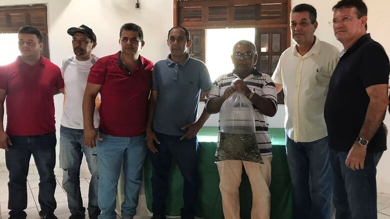 Prefeitura de Branquinha incentiva piscicultura com entrega de alevinos a pequenos produtores