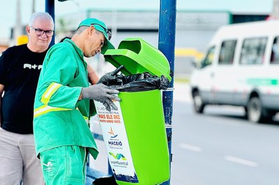 Prefeitura inicia instalação de lixeiras em pontos estratégicos de Maceió