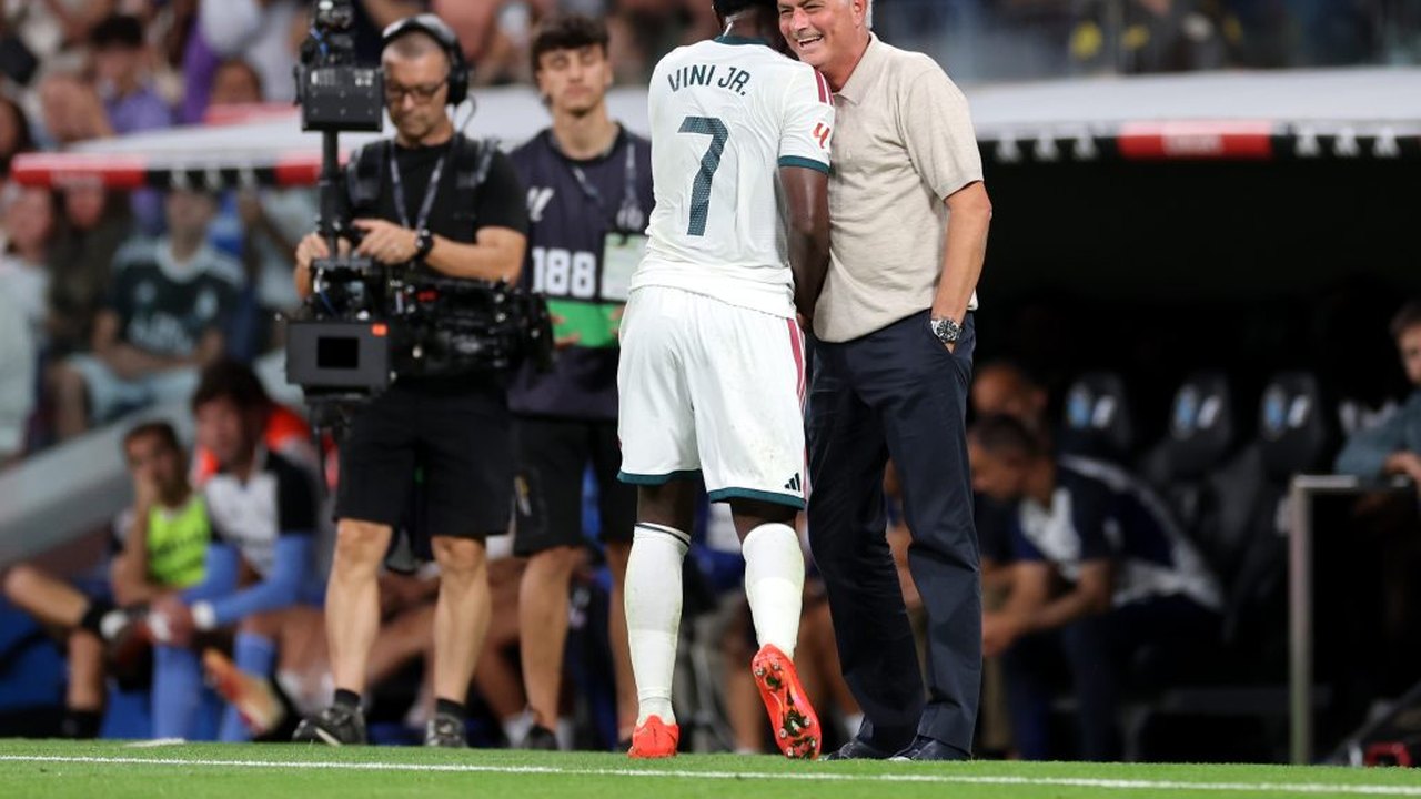 Irritado, Mourinho volta a disparar contra arbitragem após expulsão de Vini Jr