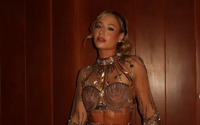 Treino para 'bumbum redondo' e samba com meninas da comunidade: como Bruna Griphao se prepara para o Carnaval