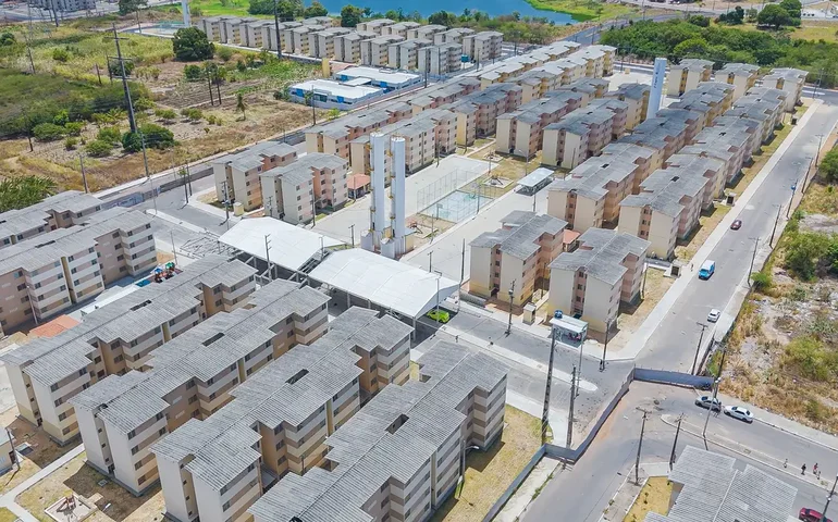 Taipas e tapumes: a população sem acesso à moradia regular