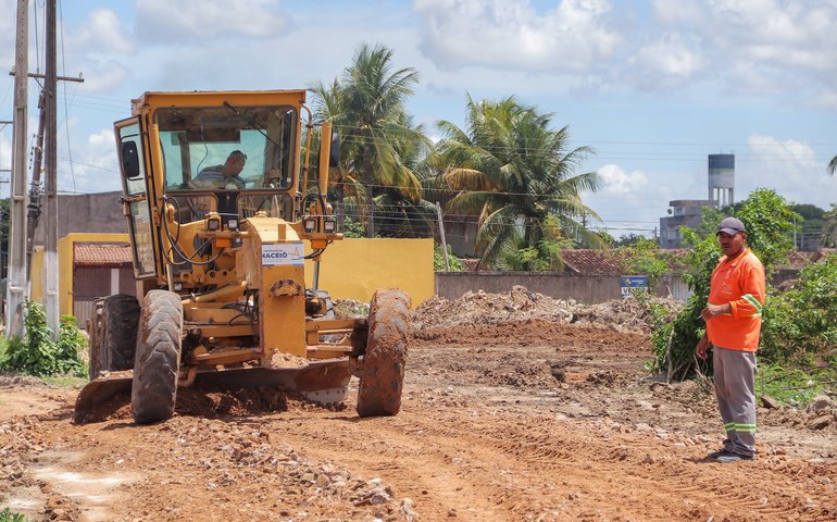 Prefeitura de Maceió inicia terraplanagem em ruas do Gama Lins