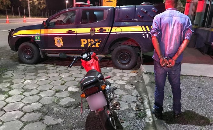 PRF prende homem e recupera moto roubada
