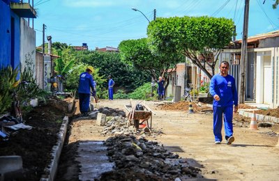 Prefeito Rui Palmeira vistoria obras de reurbanização no Benedito Bentes 
