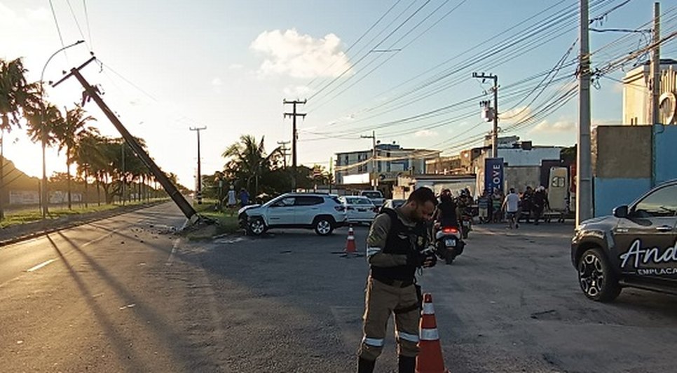 Motorista colide com poste e fica ferido na Zona Sul de Aracaju