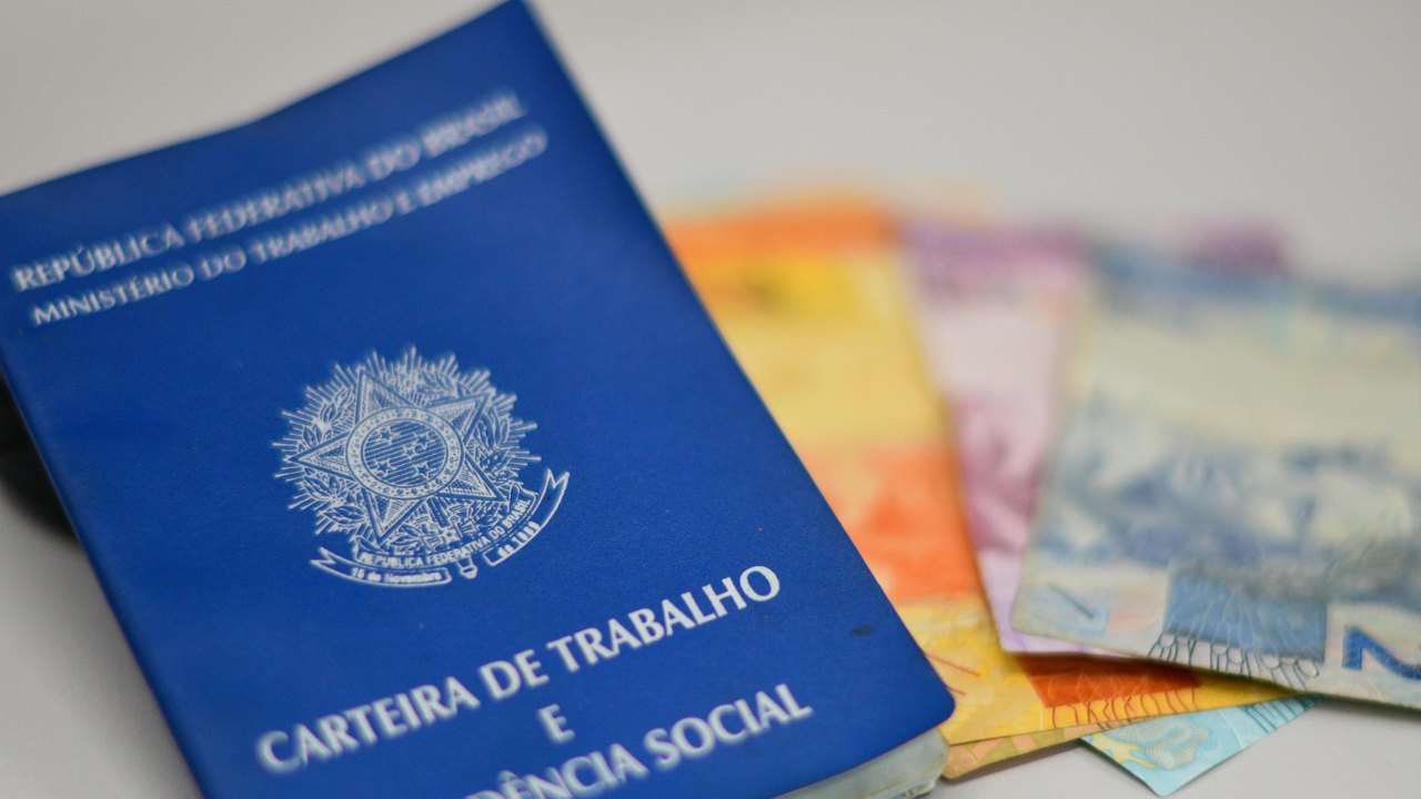 Taxa de desemprego no Brasil cai para 5,6% no trimestre encerrado em maio, aponta IBGE