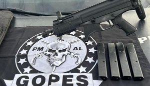 Arma foi encontrada dentro do banheiro 