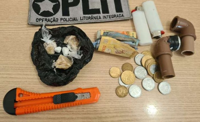 Mulher estava vendendo crack e cocaína Mulher estava vendendo crack e cocaína