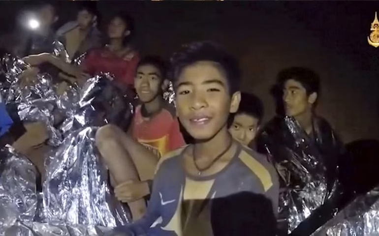 Técnico confinado com meninos em caverna na Tailândia fica preso em telhado após 'inundações repentinas'