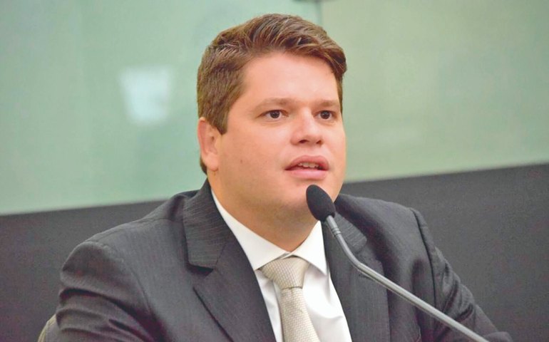 Davi Davino supera Renan Filho em pesquisa na capital