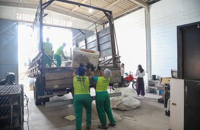 TJAL entrega mais de mil eletroeletrônicos para cooperativa de reciclagem