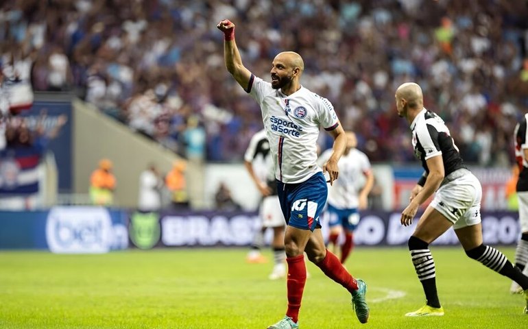 Bahia aproveita expulsão no Vasco, ganha e iguala pontuação do líder Flamengo no Brasileirão