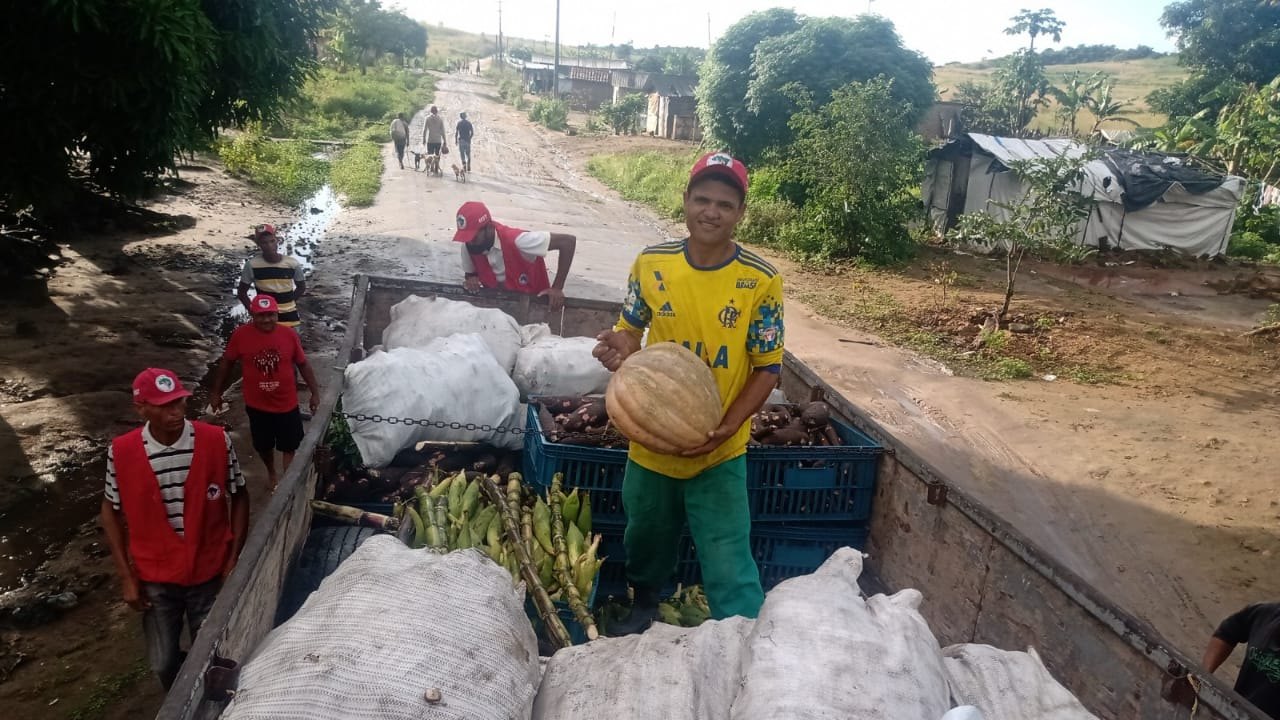 Em mais uma ação de solidariedade, MST doa 20 toneladas de alimentos na periferia de Maceió