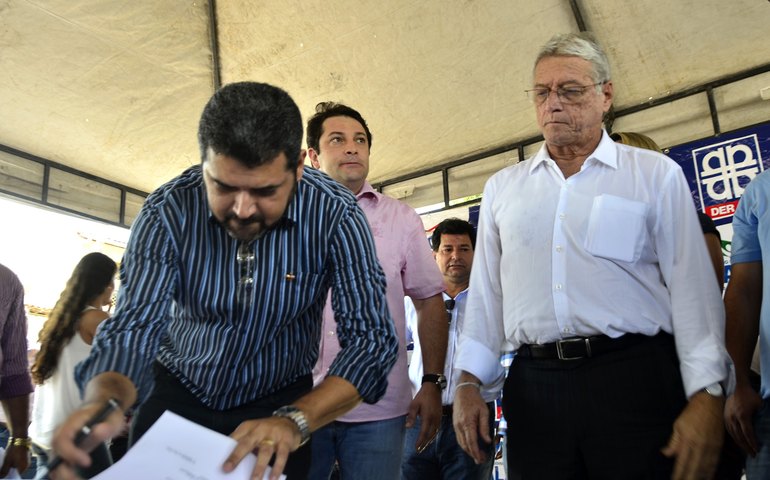 Governador assina ordens de serviços para construção de rodovias