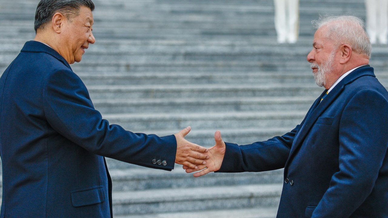 Brasil deve aproveitar presidência do BRICS para avançar na desdolarização, apontam especialistas