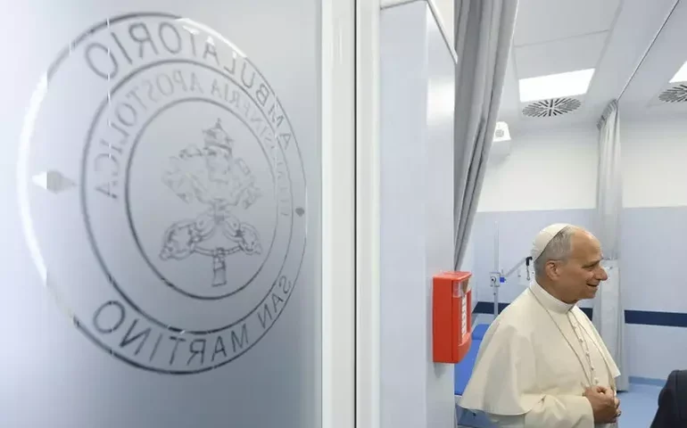 Papa inaugura clínica para atendimento gratuito a pobres