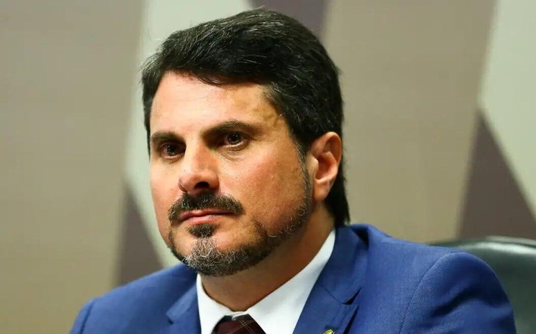 Marcos do Val diz ter alertado Fux sobre sanções caso não 'salvasse' Bolsonaro