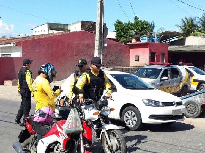 SMTT e Batalhão de Trânsito promovem operação no Santa Lúcia