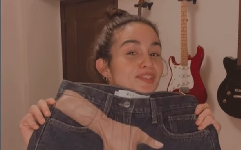 Nanda Costa leiloa calça estampada com 'mão boba' em prol do RS