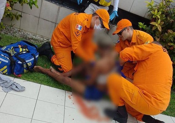 Jovem de 20 anos sofre tentativa de homicídio na orla de Pajuçara