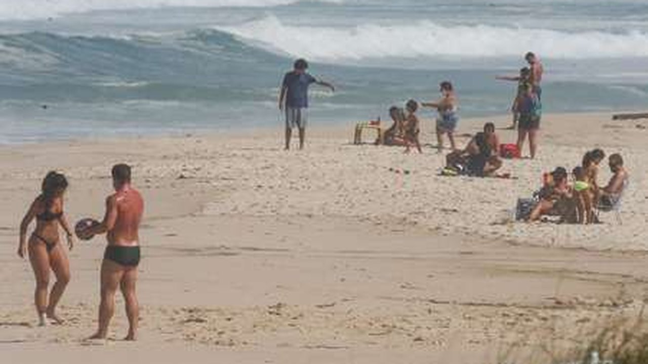Banho de mar volta a ser permitido no Rio de Janeiro
