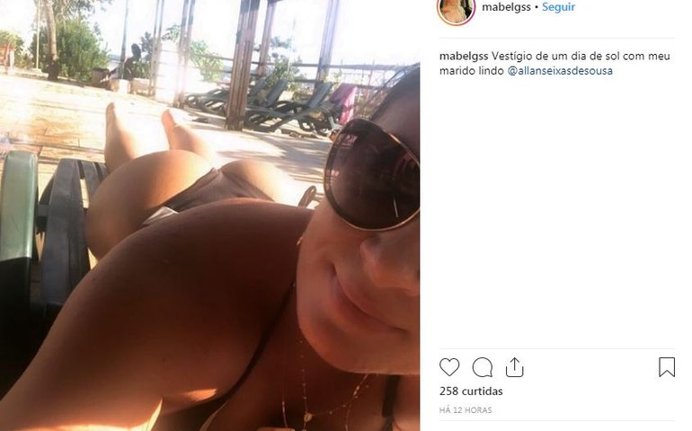 Primeira dama posta série de fotos sensuais e vira sensação na internet