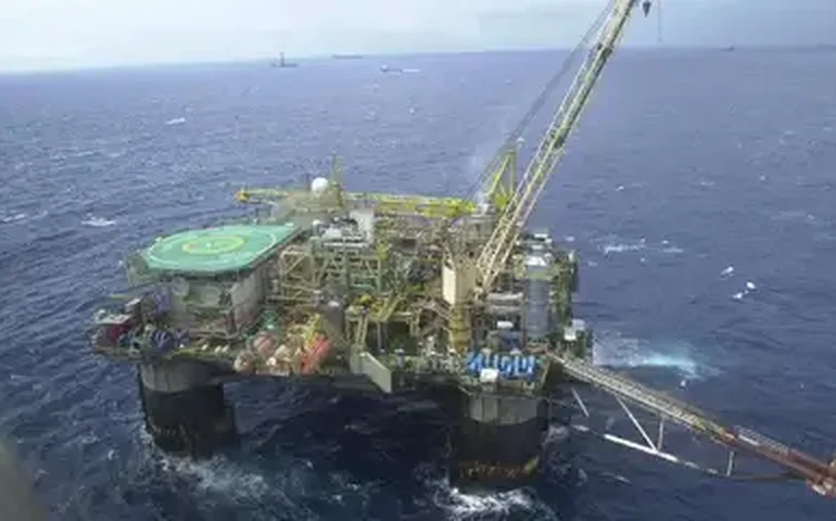 Consumo de combustíveis fósseis deve atingir pico até 2030, mas tensões geram riscos, diz AIE