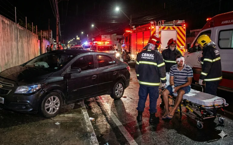 Motorista de 54 anos fica ferido após carro colidir contra muro no bairro São Luiz I em Arapiraca