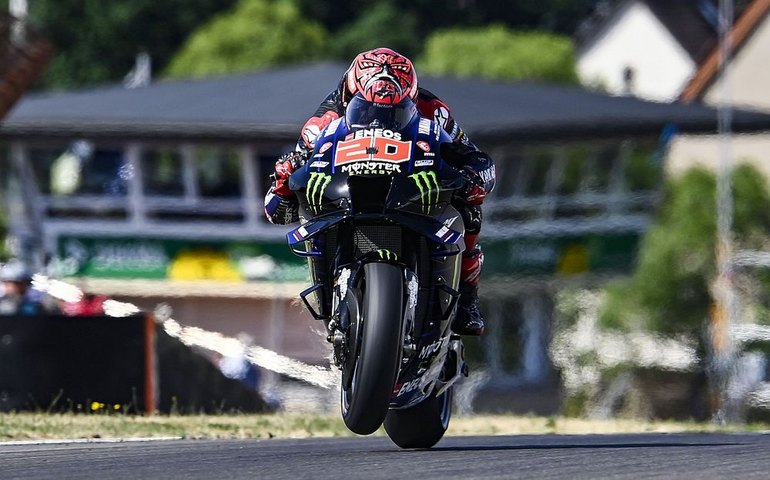 Quartararo passa Bagnaia na largada, vê rival cair e leva etapa alemã da MotoGP