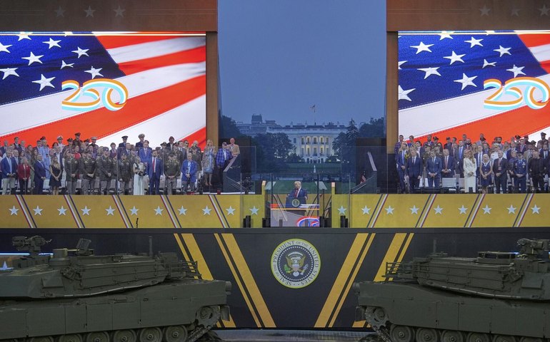 Público se frustra com a má organização de desfile com Trump em homenagem ao Exército dos EUA