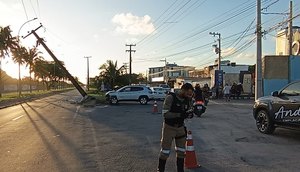Motorista colide com poste e fica ferido na Zona Sul de Aracaju