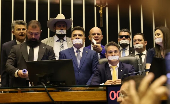 Deputados são acusados de conduta incompatível com o decoro parlamentar durante a ocupação da Mesa Diretora em 2025