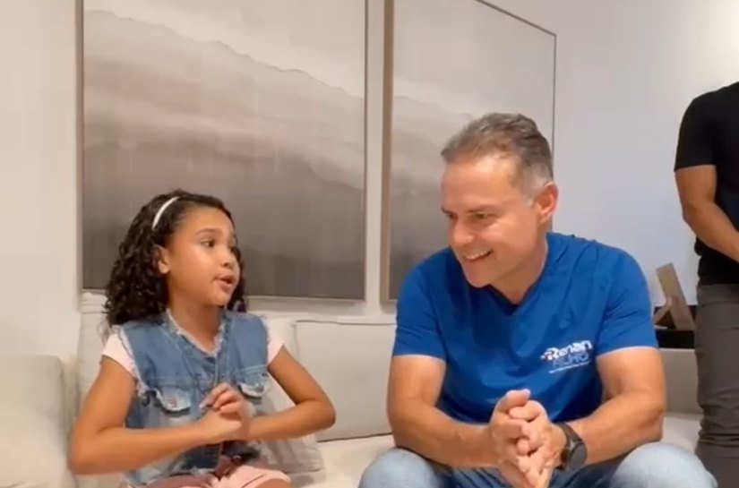 Renan Filho conhece criança que viralizou falando inglês e exalta educação pública