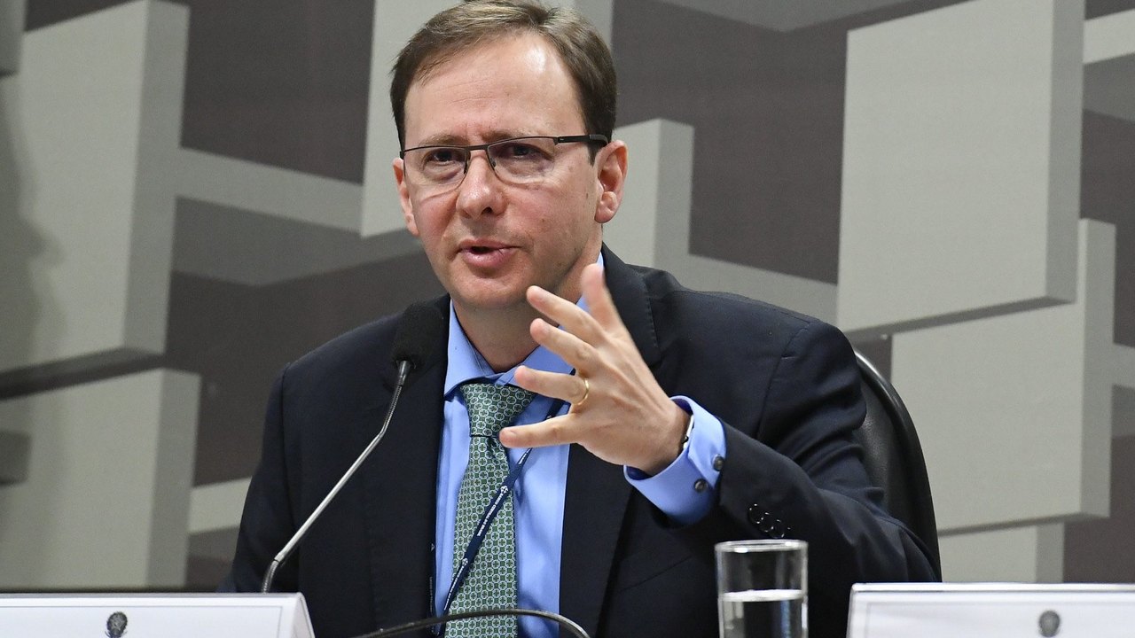 Taxas futuras de juros têm leve alta e Kanczuk fica no radar