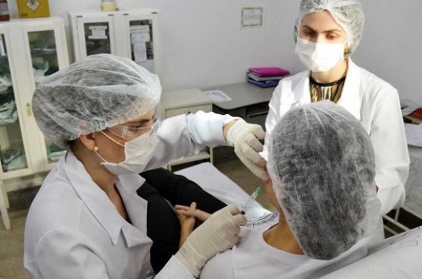 Helvio Auto realiza preenchimento facial em pacientes soropositivos