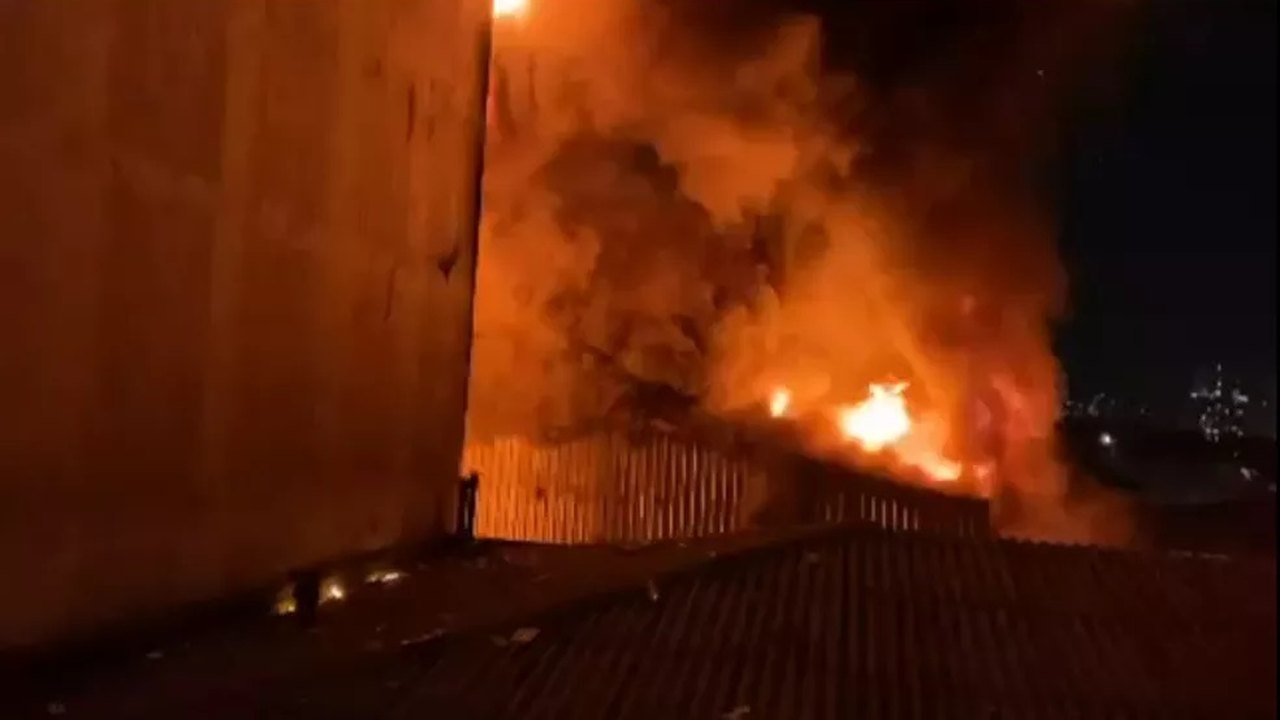 Após incêndio em prédios perto da 25 de Março, comerciantes lamentam prejuízos