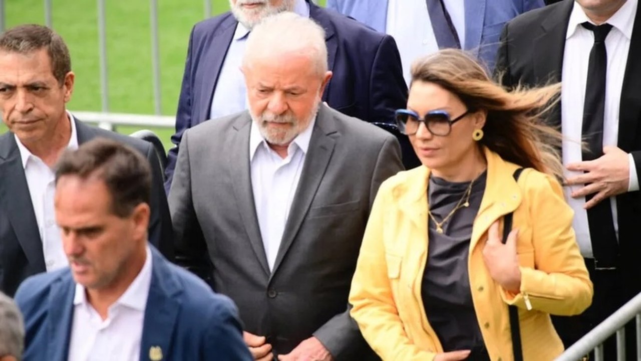 Lula e Janja chegam ao velório de Pelé na Vila Belmiro