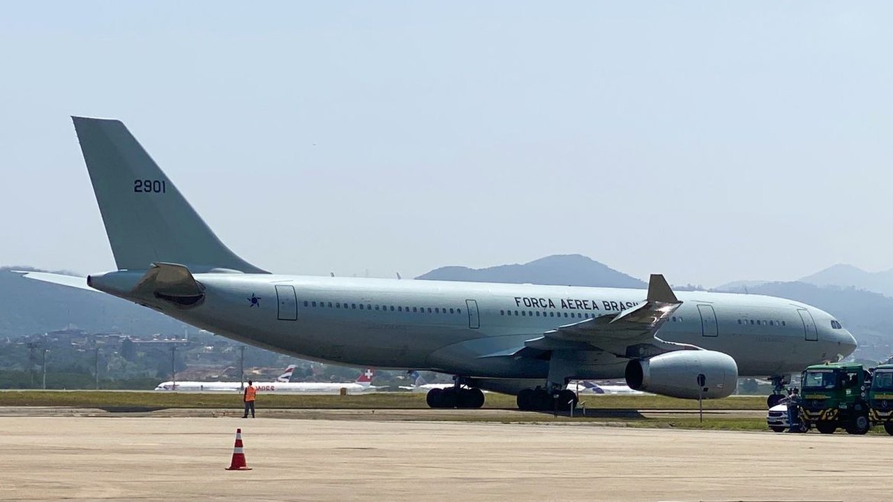 Terceiro voo da FAB sai do Líbano com 218 resgatados a bordo