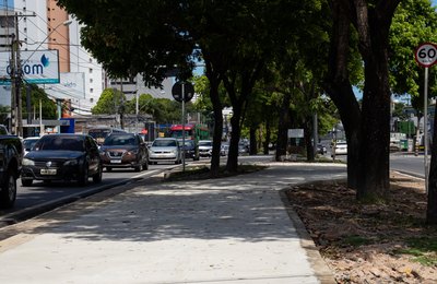 Obras da ciclovia da Fernandes Lima avançam e vão beneficiar 200 mil ciclistas