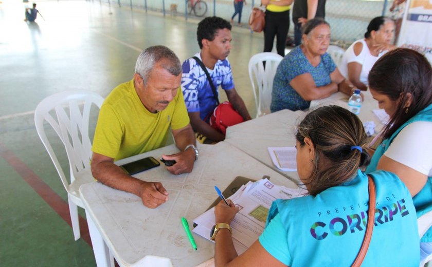 Moradores do Pontal de Coruripe afetados pelas fortes chuvas recebem cestas básicas