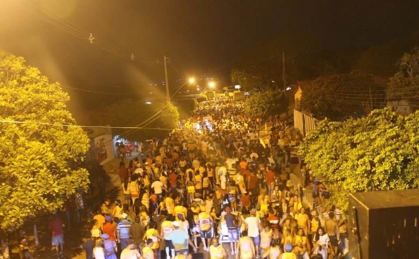 Bloco Os Tabaqueiros arrasta cerca de 20 mil foliões na ressaca de Carnaval
