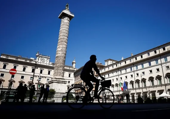 Península Ibérica enfrenta onda de incêndios e glaciar na Itália derrete além de medição usada
