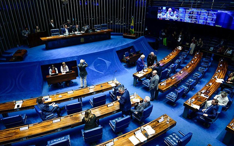 Suspeita de tráfico de pessoas: Justiça francesa decide hoje o destino de mais de 300 passageiros indianos retidos