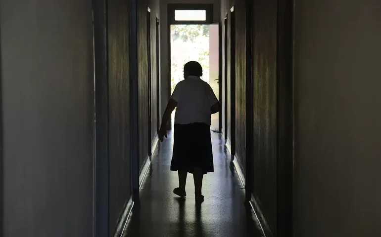 Mudança no humor? Os 5 sinais menos conhecidos que podem indicar o início de demência - e não do envelhecimento normal