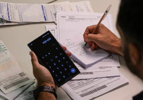 Especialista indica como cuidar de finanças em cenário de juros altos