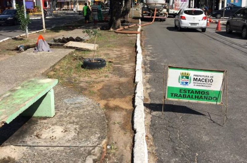 Prefeitura trabalha na desobstrução da rede de drenagem na Amélia Rosa