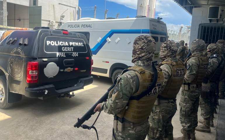 Policiais penais transferem presos perigosos do Agreste para Maceió