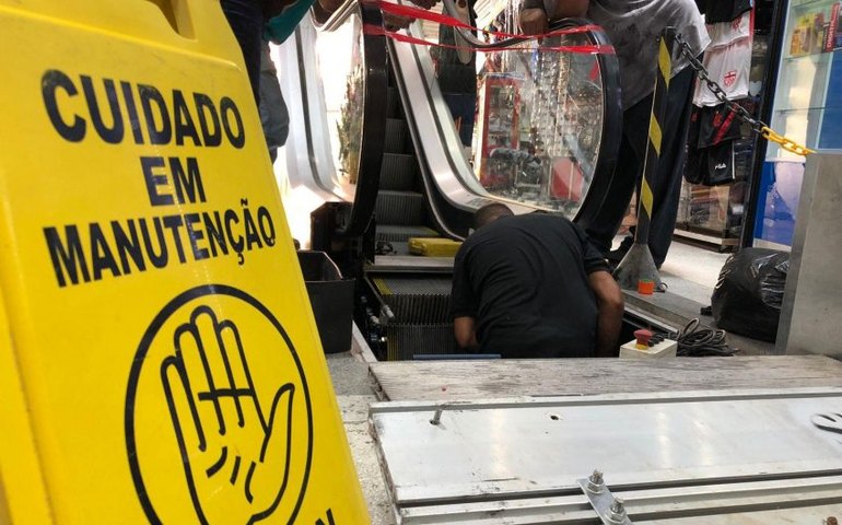 Equipes realizam manutenção para reativar escada rolante do Shopping Popular